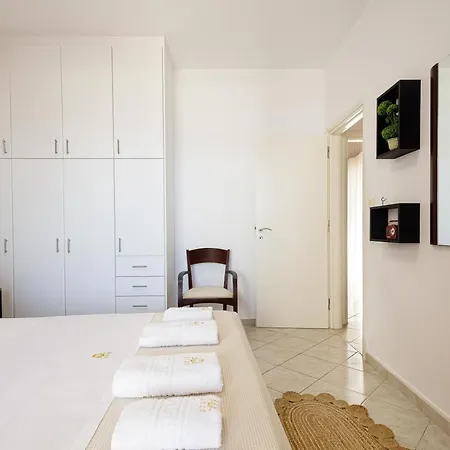 Lovely Seaside Apartments, Walking Distance To The & Amenities! Apartment