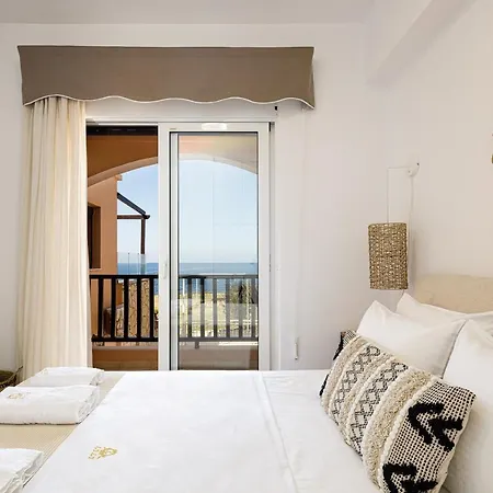 Lovely Seaside Apartments, Walking Distance To The & Amenities!