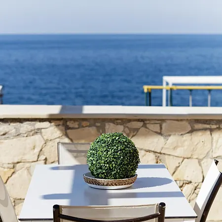 Lovely Seaside Apartments, Walking Distance To The & Amenities! Apartment
