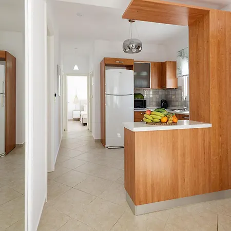 Lovely Seaside Apartments, Walking Distance To The & Amenities! *