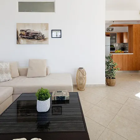 Lovely Seaside Apartments, Walking Distance To The & Amenities! Apartment *