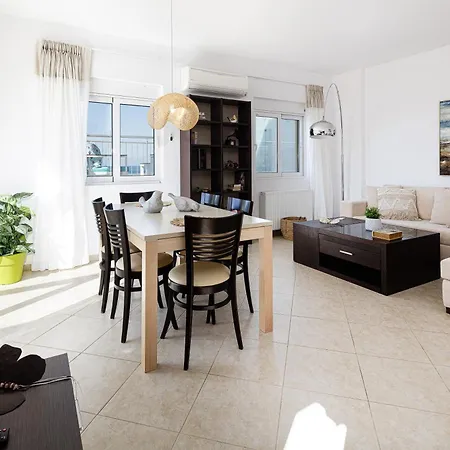 Lovely Seaside Apartments, Walking Distance To The & Amenities! Apartment *
